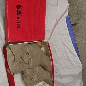 𝅺BANDITS vintage Cream Pump Boots